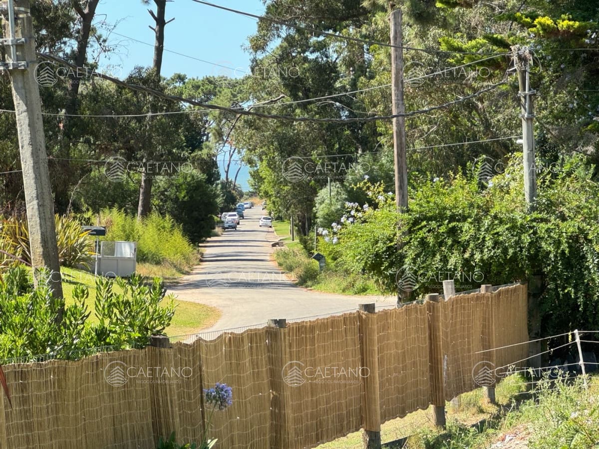 En venta casa de 3 dormitorios, con piscina y barbacoa, en Barrio Golf, Punta Este