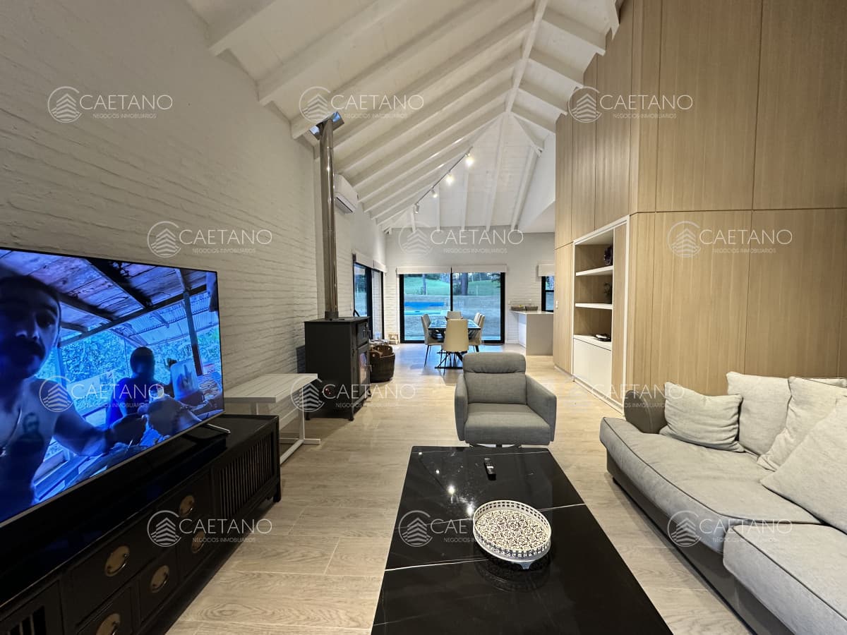 Vende casa de 3 dormitorios con fondo al Club de Golf, Punta Ballena