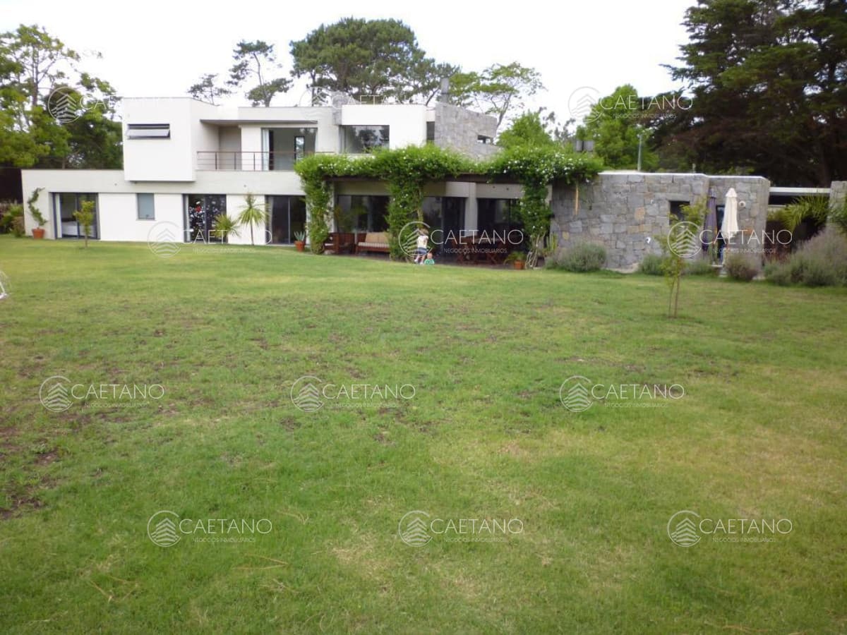 Hermosa casa de 4 dormitorios en agradable entorno.