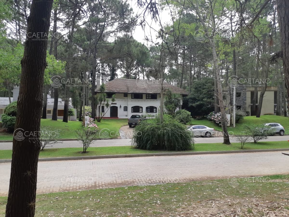 Barrio cerrado a pasos del mar con todos los servicios. Solanas, Punta del Este. Chalet en venta