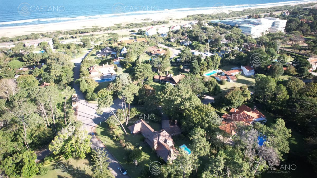 Hermosa mansión en Golf de 6 dormitorios , Punta del Este