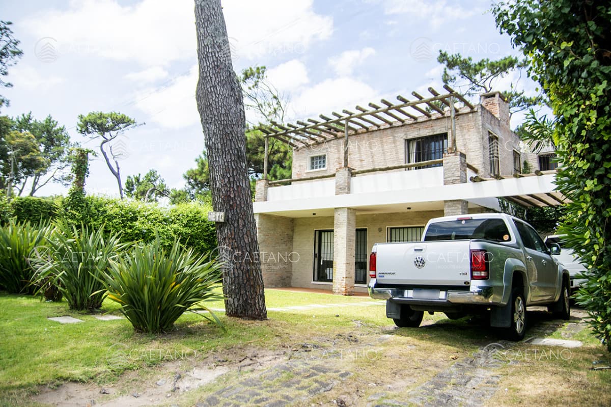 Excelente chalet de 5 dormitorios en venta a pasos de Playa Mansa Punta del Este
