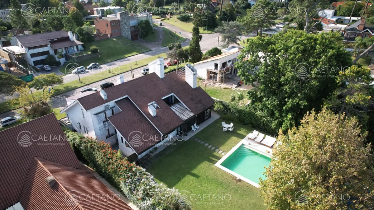 Casa de gran tamaño ubicada en zona privilegiada.
