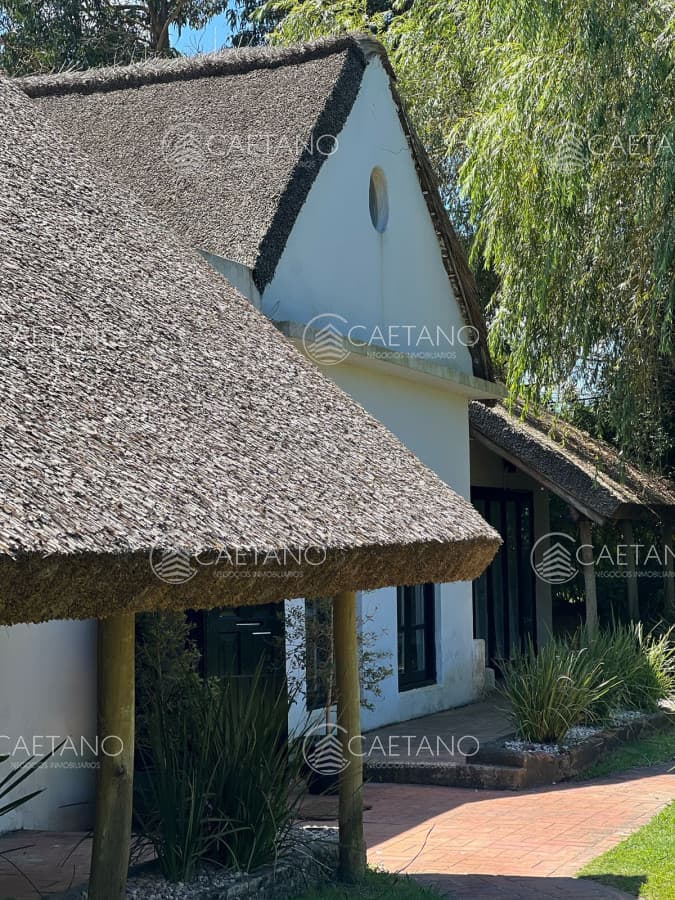 Amplia casa a la venta en Punta del Este de 6 dormitorios en el Tesoro a 200 mts de ruta 10 — foto 2