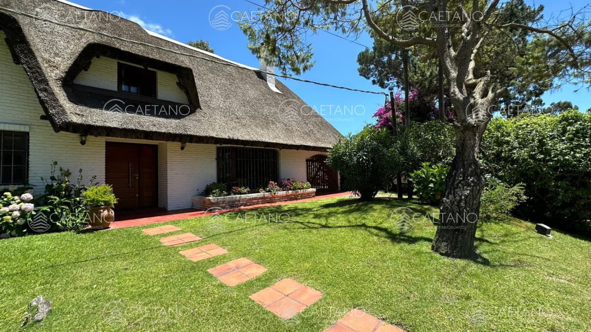 En venta casa en San Rafael, de 4 dormitorios mas dep, con 2 cocheras
