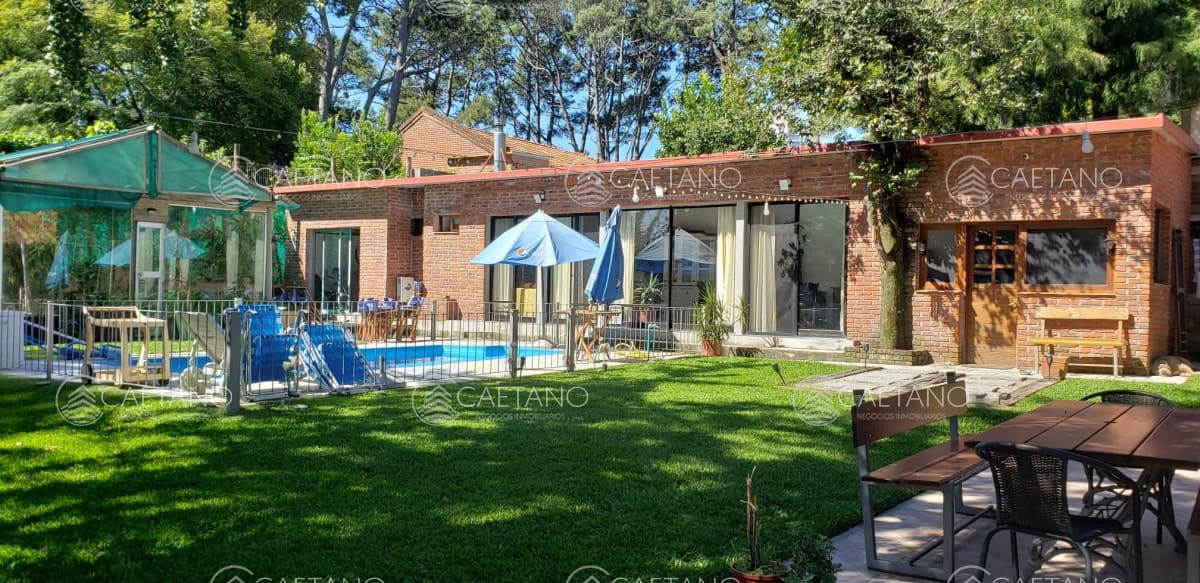 VENDE CASA DE 4 DORMITORIOS EN PLAYA MANSA, PUNTA DEL ESTE