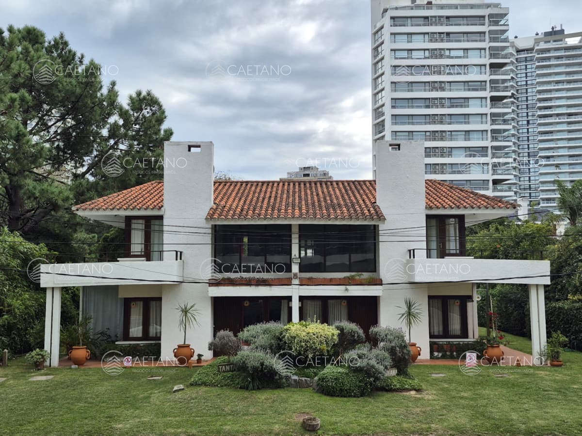Venta casa 6 dormitorios. Playa brava, Punta del Este.