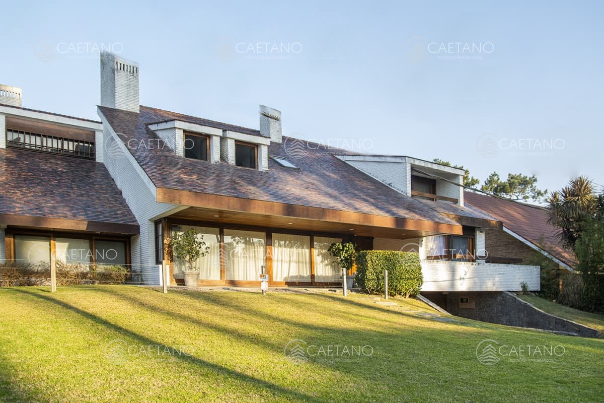 Casa de gran tamaño ubicada en zona privilegiada. — foto 2