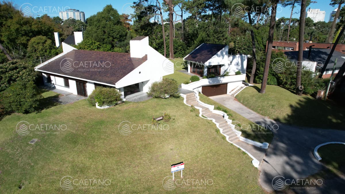 Casa en venta en Lugano, Punta del este, 3 dormitorios y dependencia