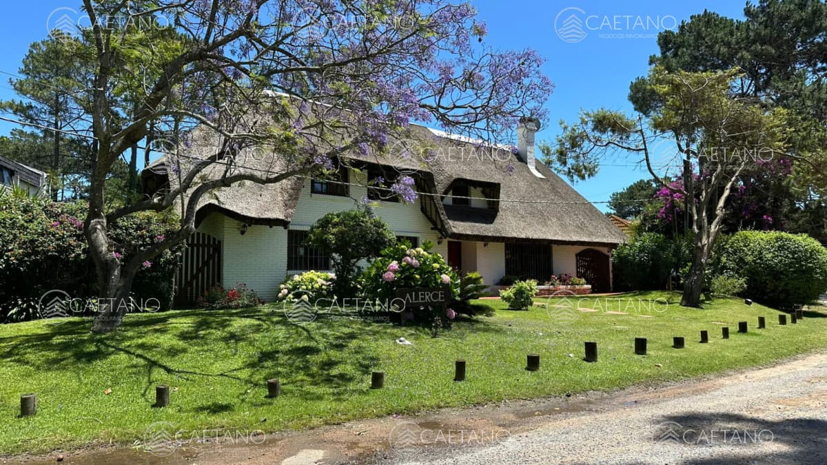 En venta casa en San Rafael, de 4 dormitorios mas dep, con 2 cocheras — foto 2
