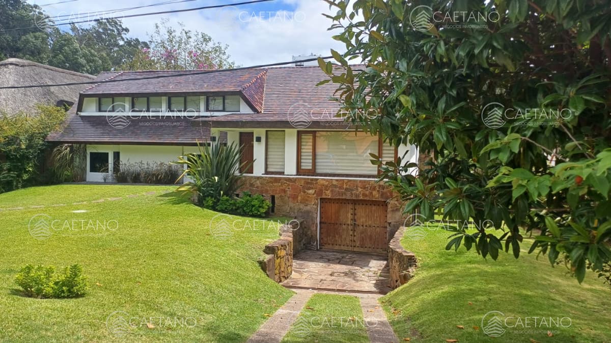 Vende gran casa para vivir todo el año, de 3 dormitorios en Punta del Este
