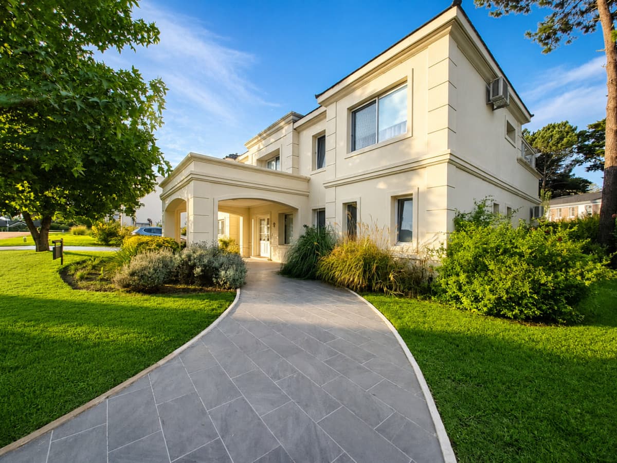 Boulevard Park, Casa de 4 dormitaros con Piscina en VENTA .