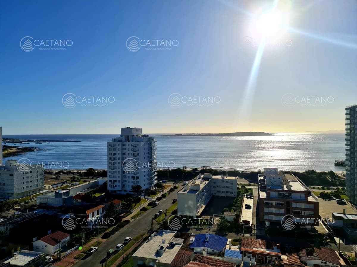 PUNTA DEL ESTE APARTAMENTO 3 DORMITORIOS EDIFICIO CON SERVICIOS  ZONA MANSA