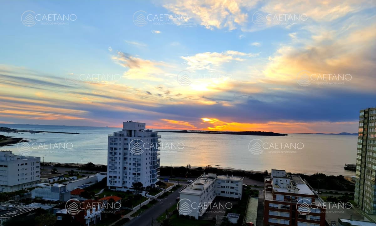 PUNTA DEL ESTE APARTAMENTO 3 DORMITORIOS EDIFICIO CON SERVICIOS  ZONA MANSA — foto 2