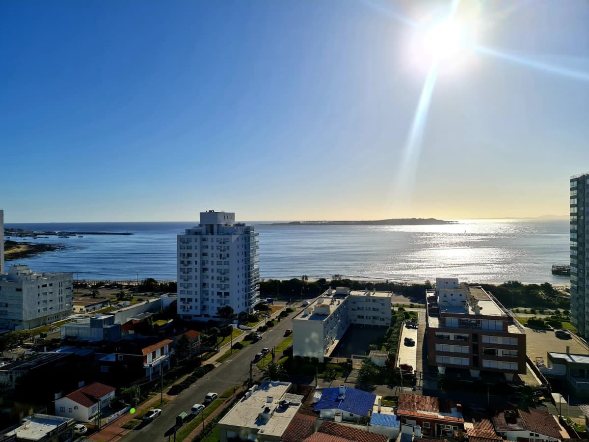 PUNTA DEL ESTE APARTAMENTO 3 DORMITORIOS EDIFICIO CON SERVICIOS  ZONA MANSA