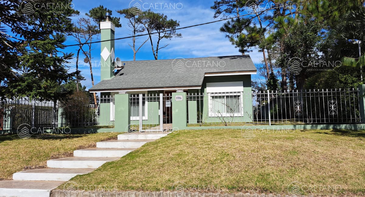 Casa en venta, Pinares a dos cuadras del mar.