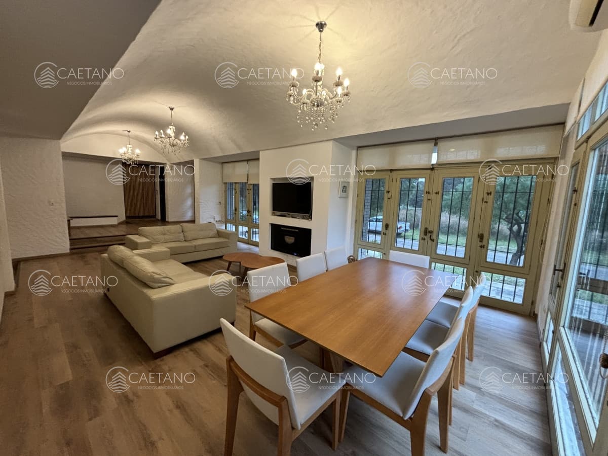 EXCEPCIONAL CASA EN VENTA DE 4 DORMITORIOS — foto 2