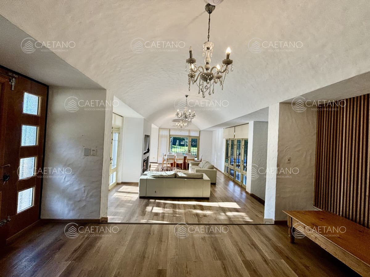 EXCEPCIONAL CASA EN VENTA DE 4 DORMITORIOS — foto 3