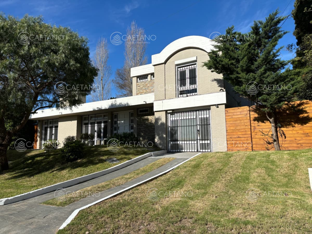 EXCEPCIONAL CASA EN VENTA DE 4 DORMITORIOS