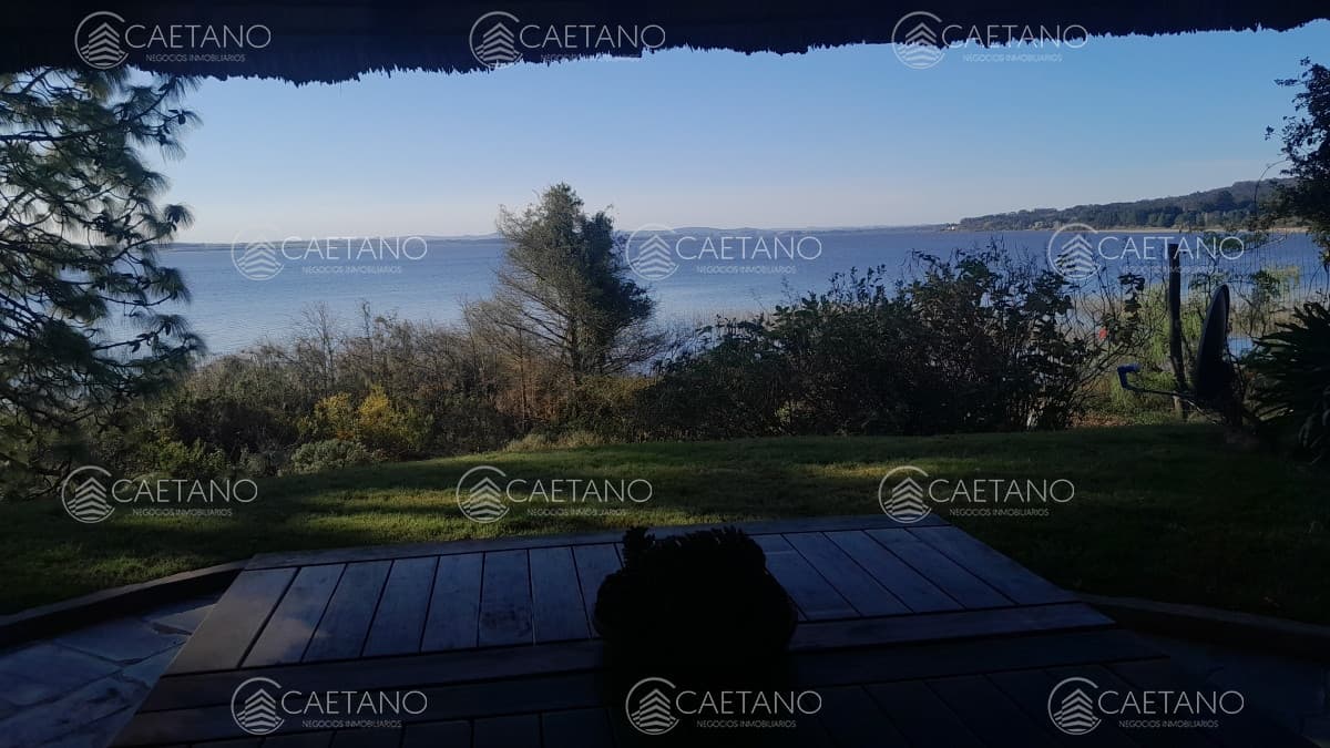 Directamente sobre la Laguna del sauce — foto 2