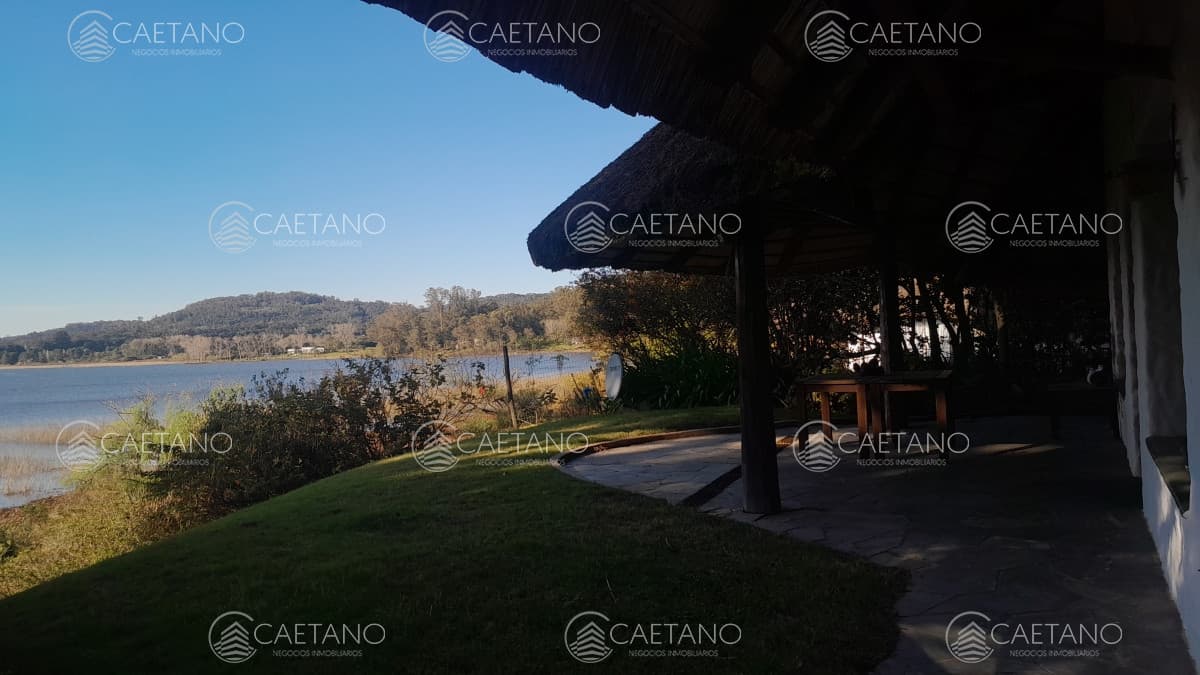 Directamente sobre la Laguna del sauce — foto 3