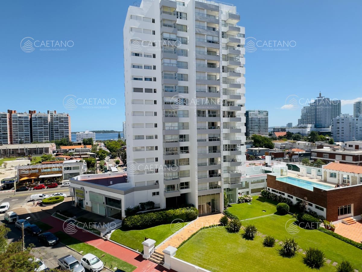 Balcón, vista a la ciudad, garage, 2 dormitorios. — foto 3