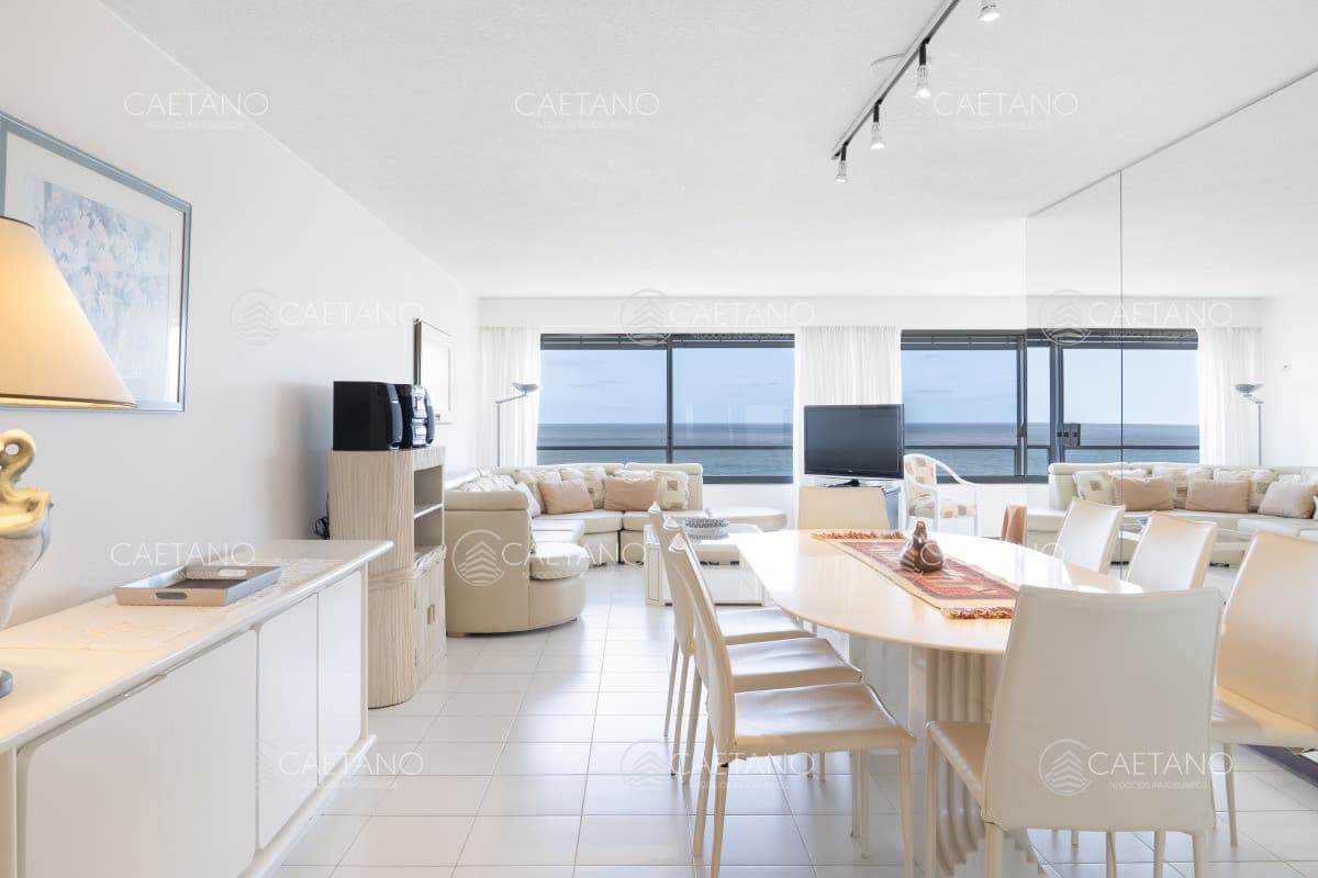 Venta de apartamento de 3 dormitorios y dep. de servicio en Punta del Este