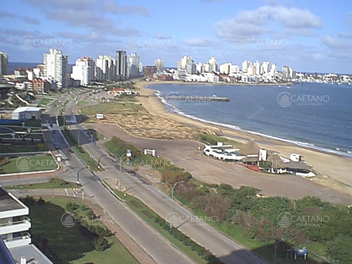 Venta de apartamento de tres dormitorios en Punta del Este