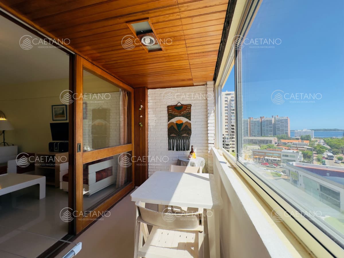 Balcón, vista a la ciudad, garage, 2 dormitorios.