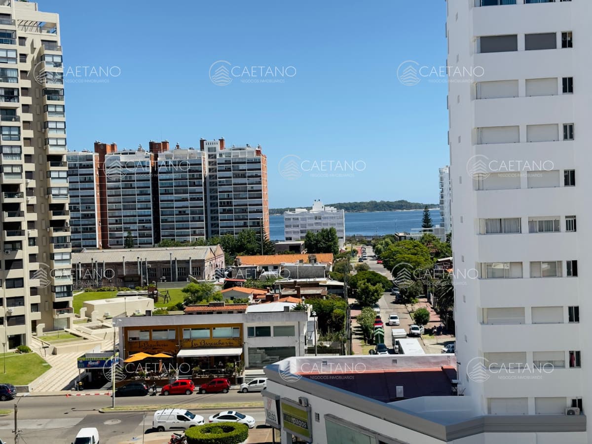 Balcón, vista a la ciudad, garage, 2 dormitorios. — foto 2