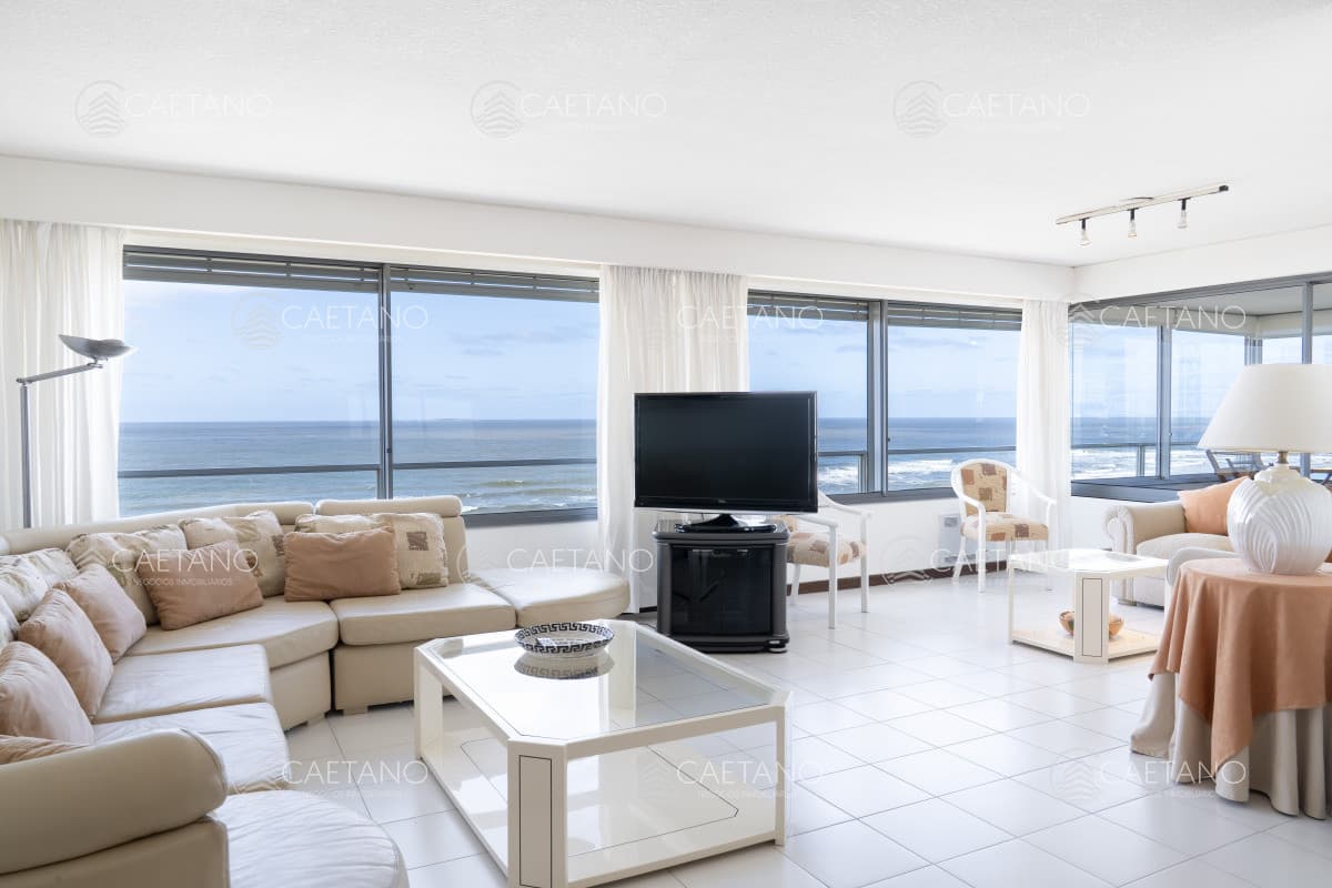 Venta de apartamento de 3 dormitorios y dep. de servicio en Punta del Este — foto 2