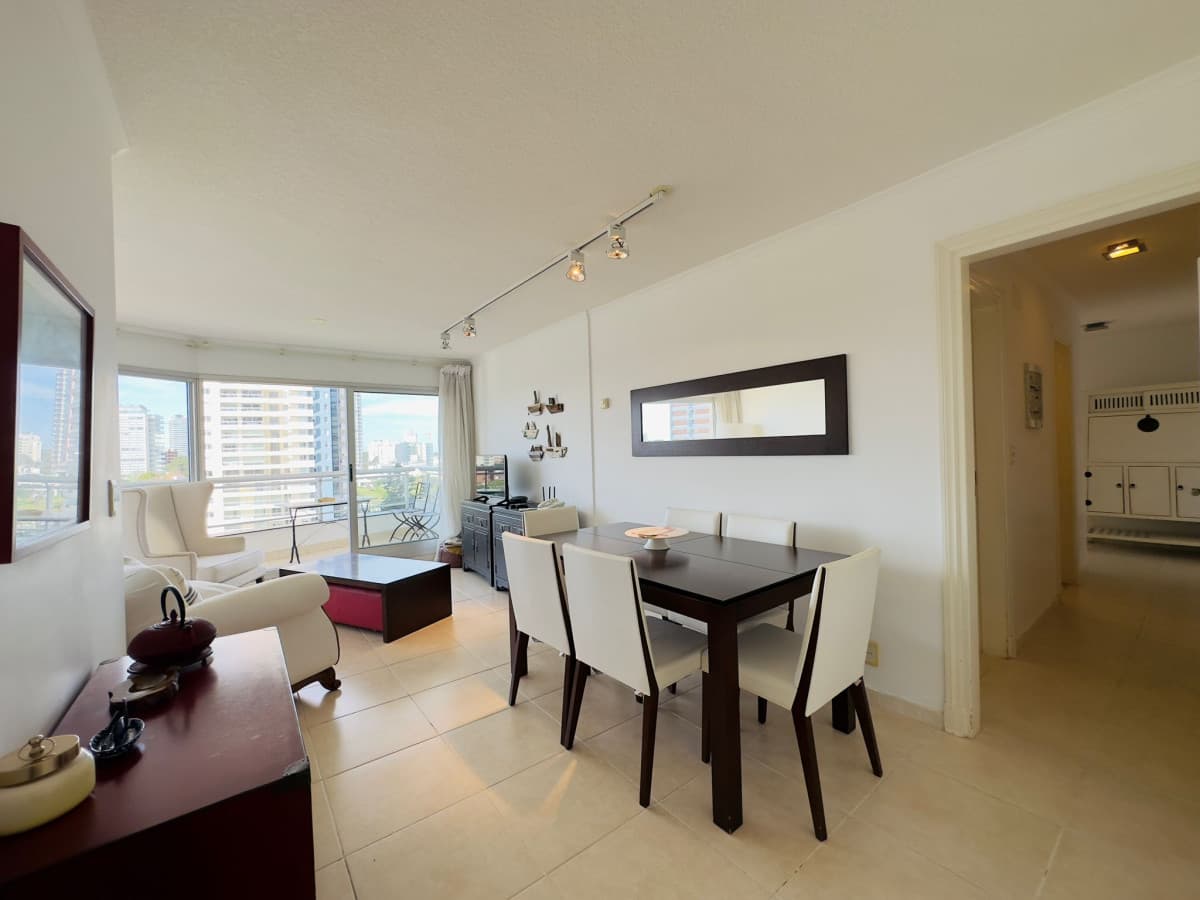 Venta y alquiler de apartamento de dos dormitorios en Punta del Este