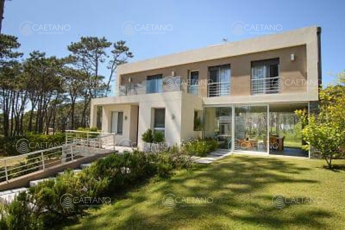 Excelente Propiedad En Barrio Privado - Cuatro Suites + Serv. A Metros Del Mar — foto 2