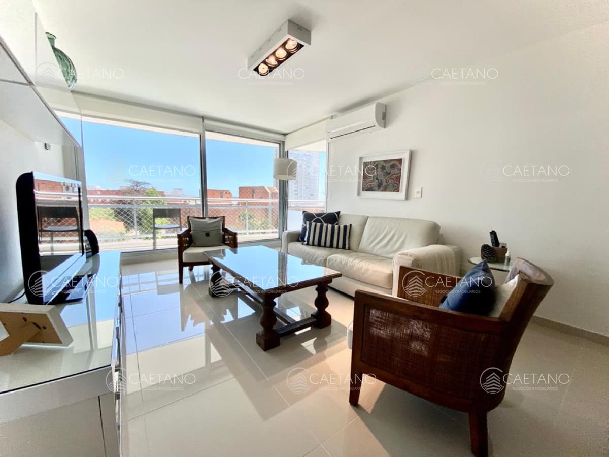 APARTAMENTO EN VENTA SUNRISE TOWER 2 DORMITORIOS MAS SERVICIO PUNTA DEL ESTE — foto 2