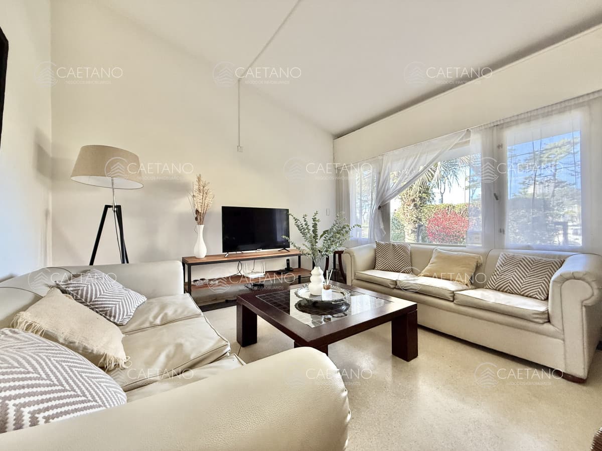 OPORTUNIDAD CASA EN PLAYA MANSA EN 4 DORMITORIOS ZONA CON POTENCIAL COMERCIAL