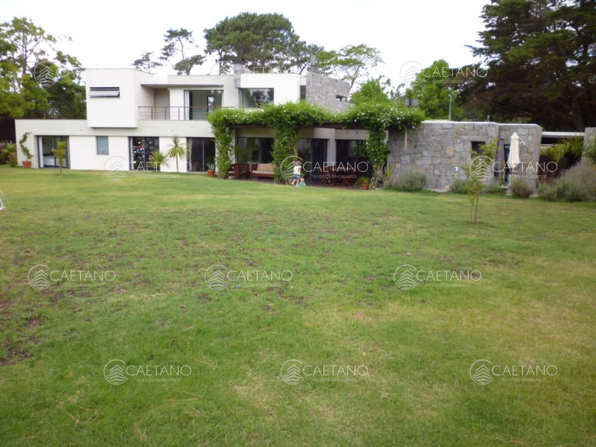 CASA EN VENTA 4 DORMITORIOS PUNTA DEL ESTE BARRIO LUGANO