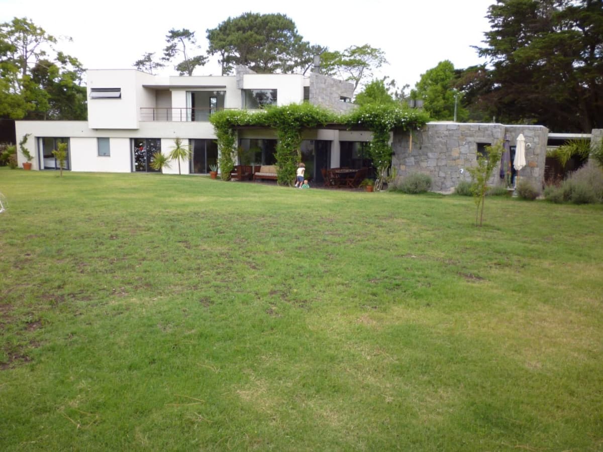 CASA EN VENTA 4 DORMITORIOS PUNTA DEL ESTE BARRIO LUGANO