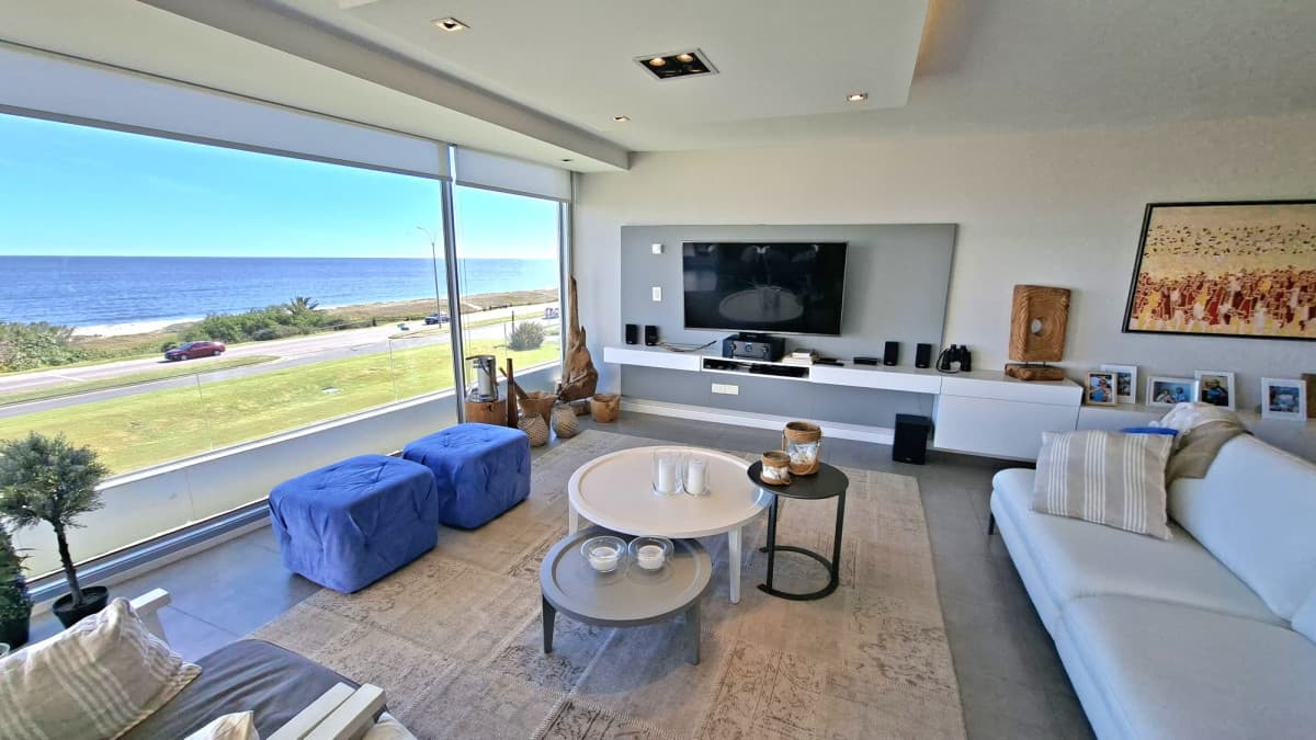 Venta apartamento 3 dormitorios. Playa mansa, Punta del Este.