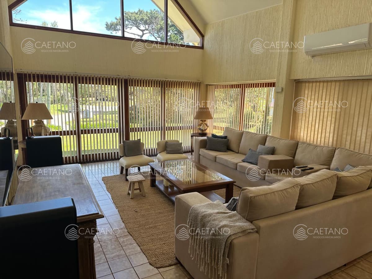 Venta casa 5 dormitorios. Lugano, Punta del Este.