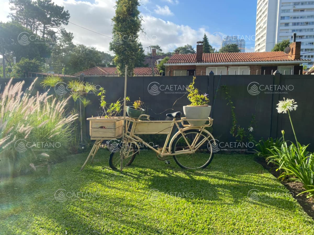 Hermosa casa en  Playa Mansa -  Punta del Este
