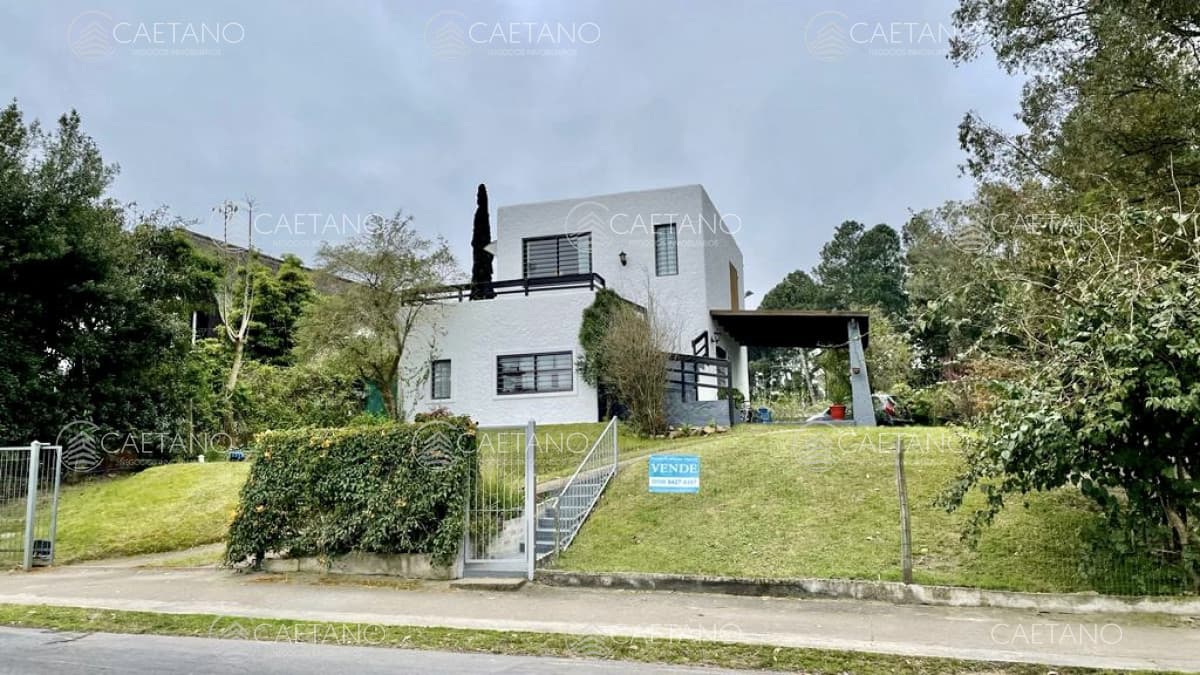 Venta de Casa en lote alto. Pinares. Mucho potencial