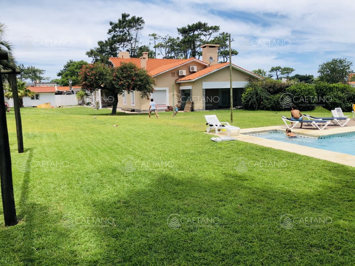 Importante Casa en Playa Mansa 5 dormitorios gran parque.