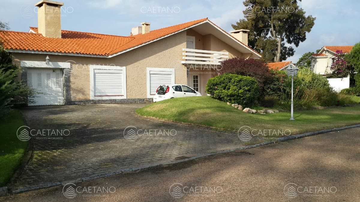 Importante Casa en Playa Mansa 5 dormitorios gran parque. — foto 2