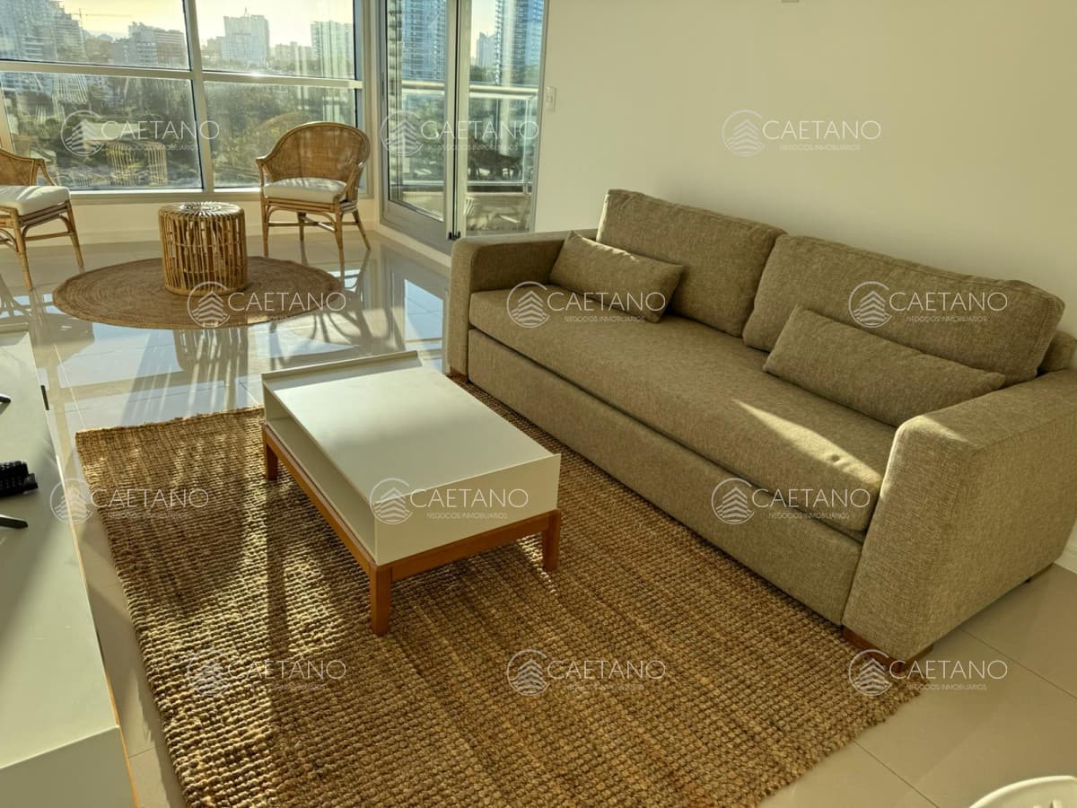 Apartamento de 2 Dormitorios + Dependencia y parrillero propio en Playa Brava — foto 2