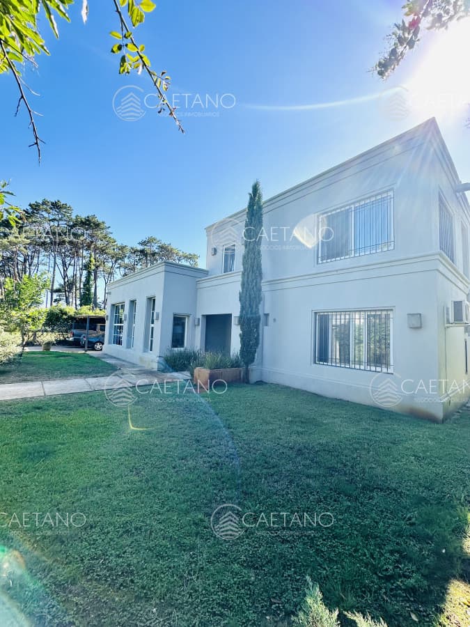 Venta de magnífica casa de 4 dormitorios más dependencia y piscina en zona colegios, punta del este — foto 2