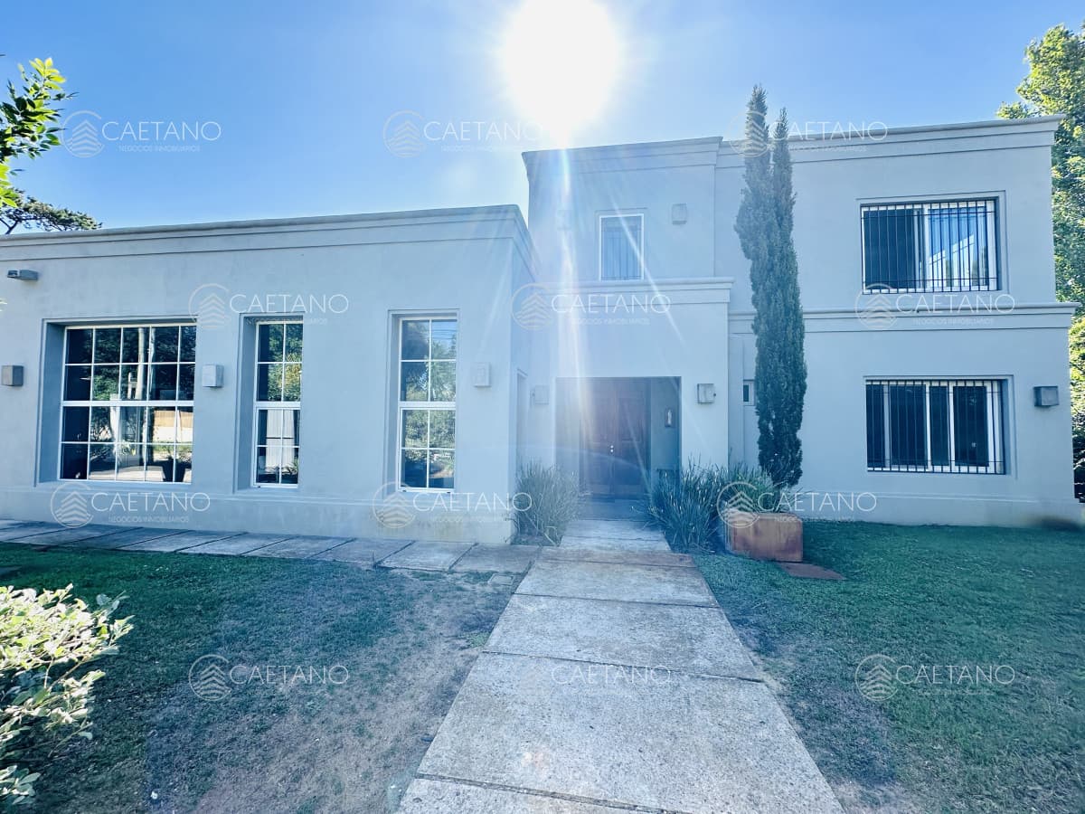 Venta de magnífica casa de 4 dormitorios más dependencia y piscina en zona colegios, punta del este — foto 3