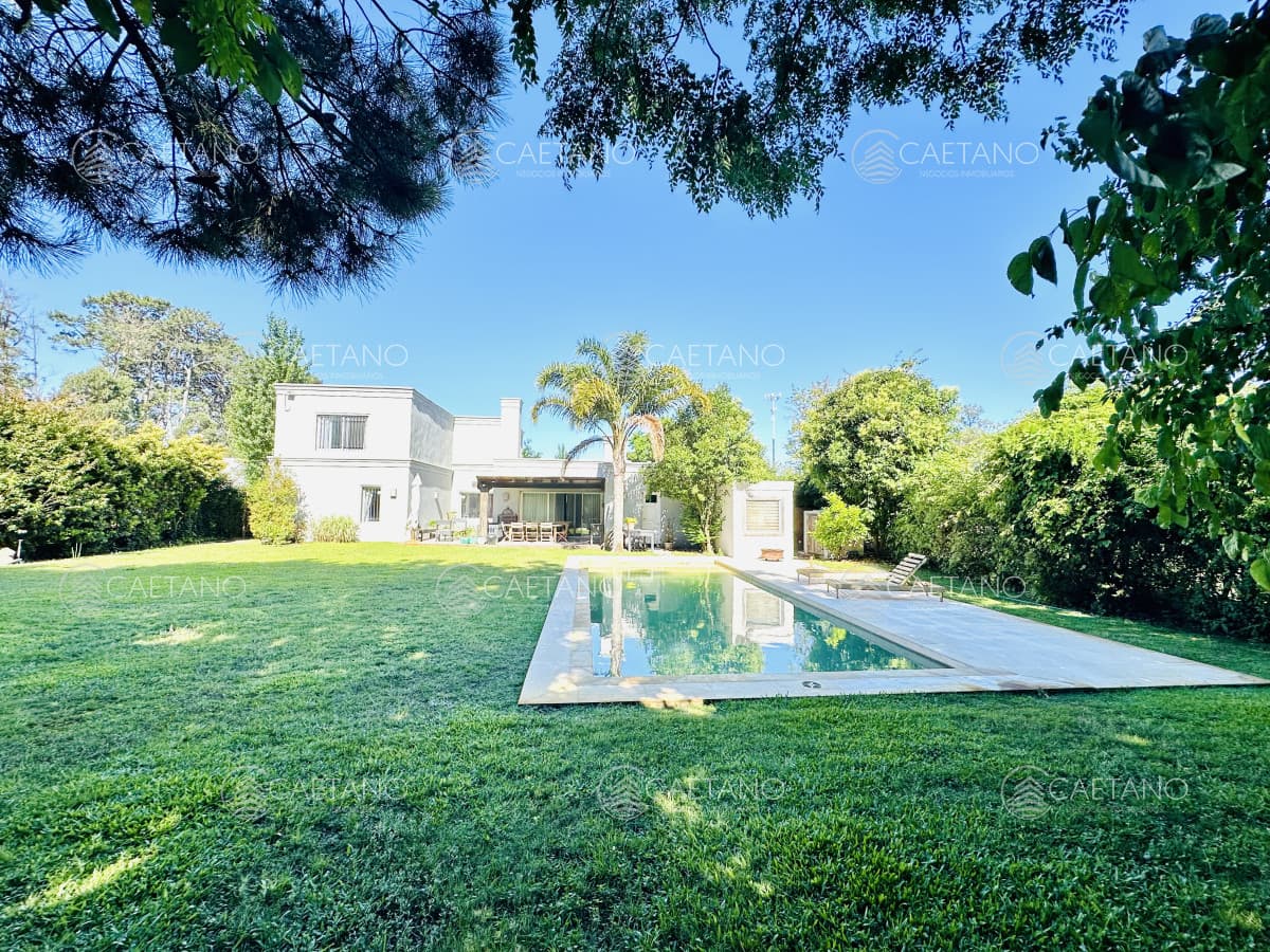 Venta de magnífica casa de 4 dormitorios más dependencia y piscina en zona colegios, punta del este