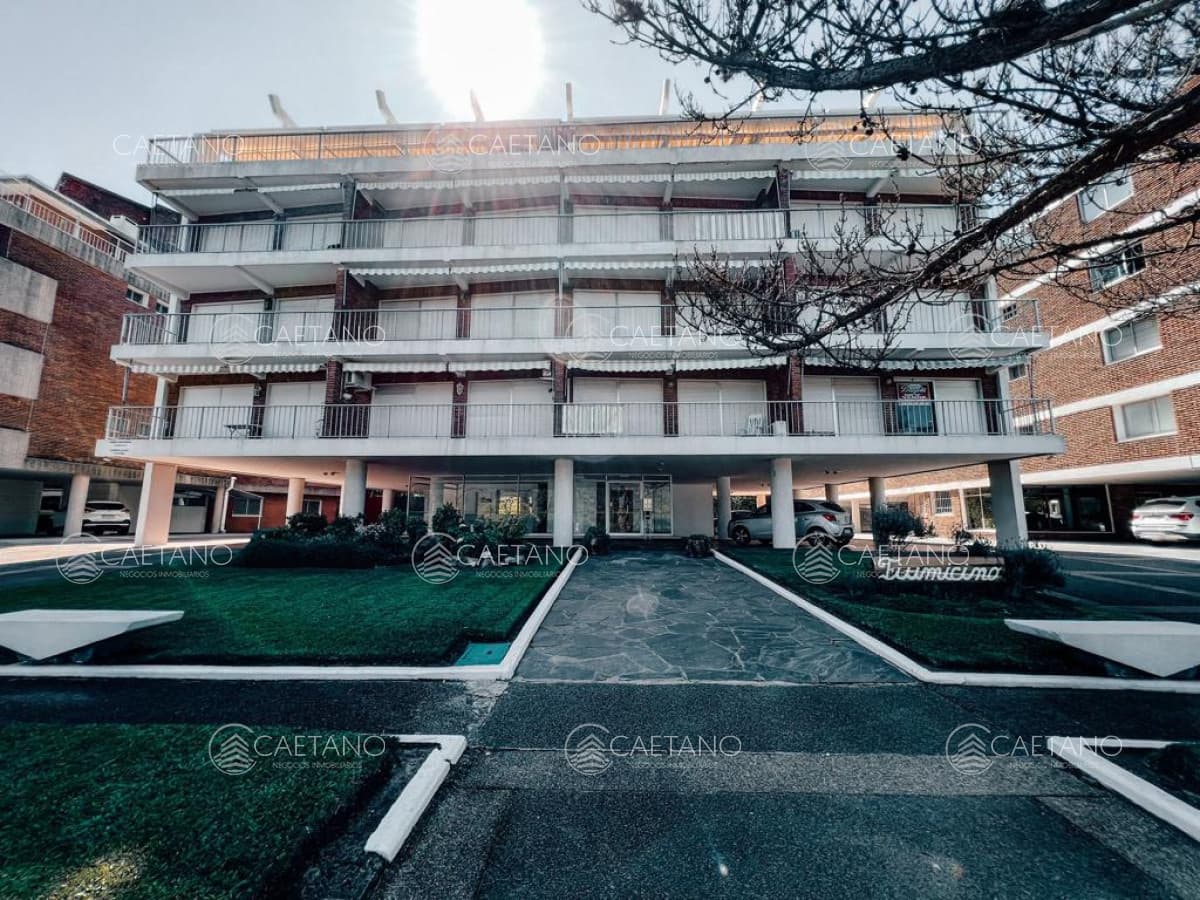 DEPTO DE 2 DORMITORIOS Y MEDIO EN PRIMERA LINEA DE MANSA — foto 2