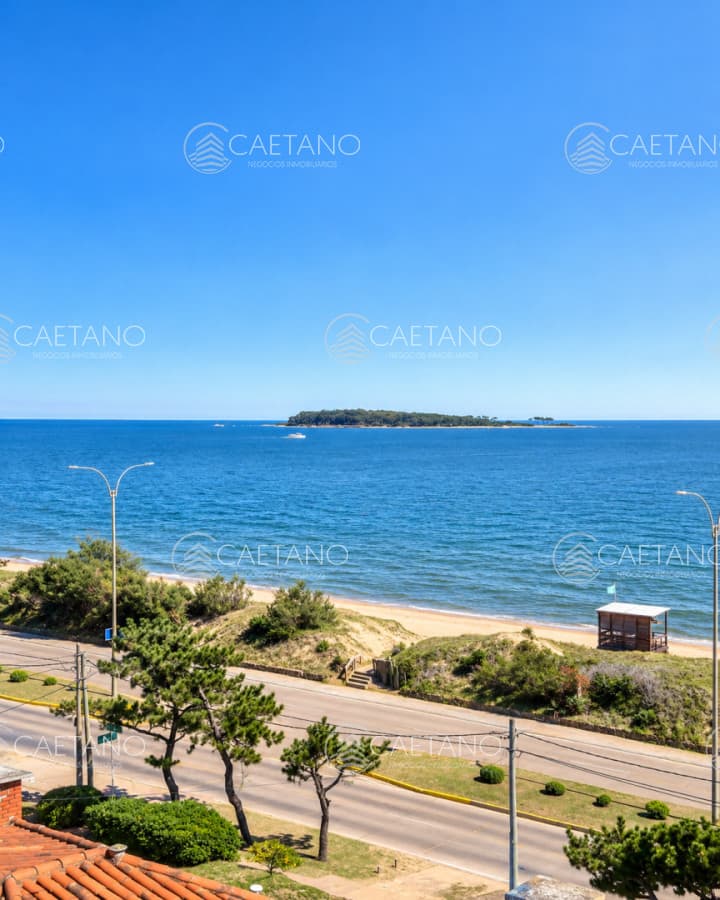 Oportunidad de 2 dormitorios con vista al mar y balcón Primera línea Playa Mansa