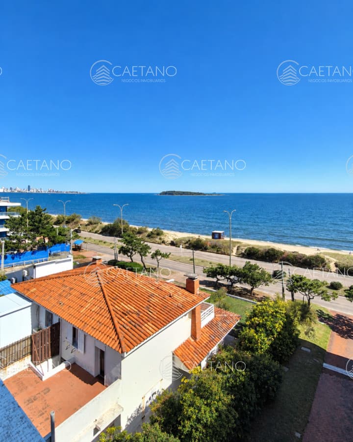 Oportunidad de 2 dormitorios con vista al mar y balcón Primera línea Playa Mansa — foto 3